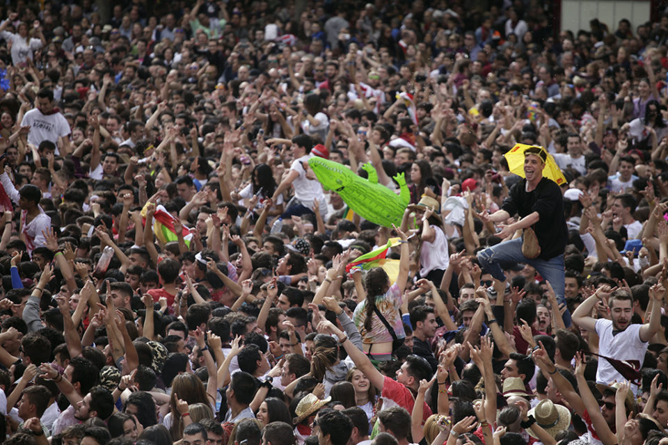 La Plaza del Ayuntamiento ha explotado de alegría tras disparse el cohete. / Ingrid