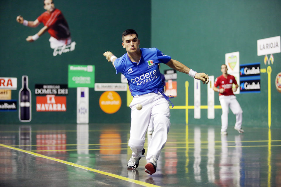 Víctor Esteban juega un partido en el Adarraga durante la Feria de San Mateo. / Clara Larrea