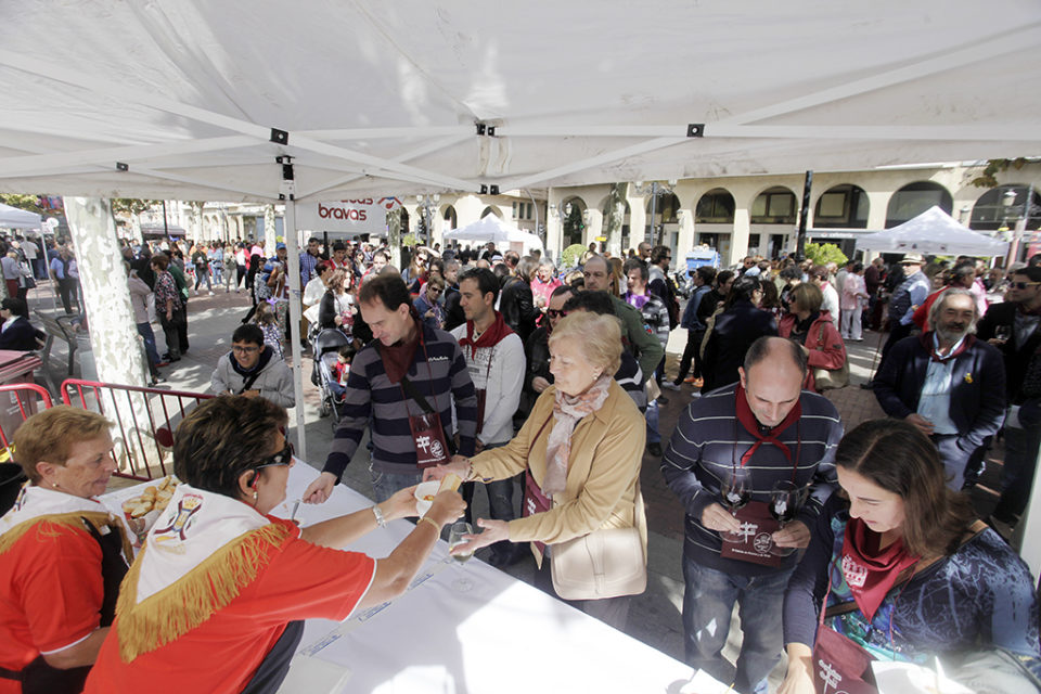 De pinchos y Vinos ,organizado por la Federación de Peñas, ayer . / INGRID