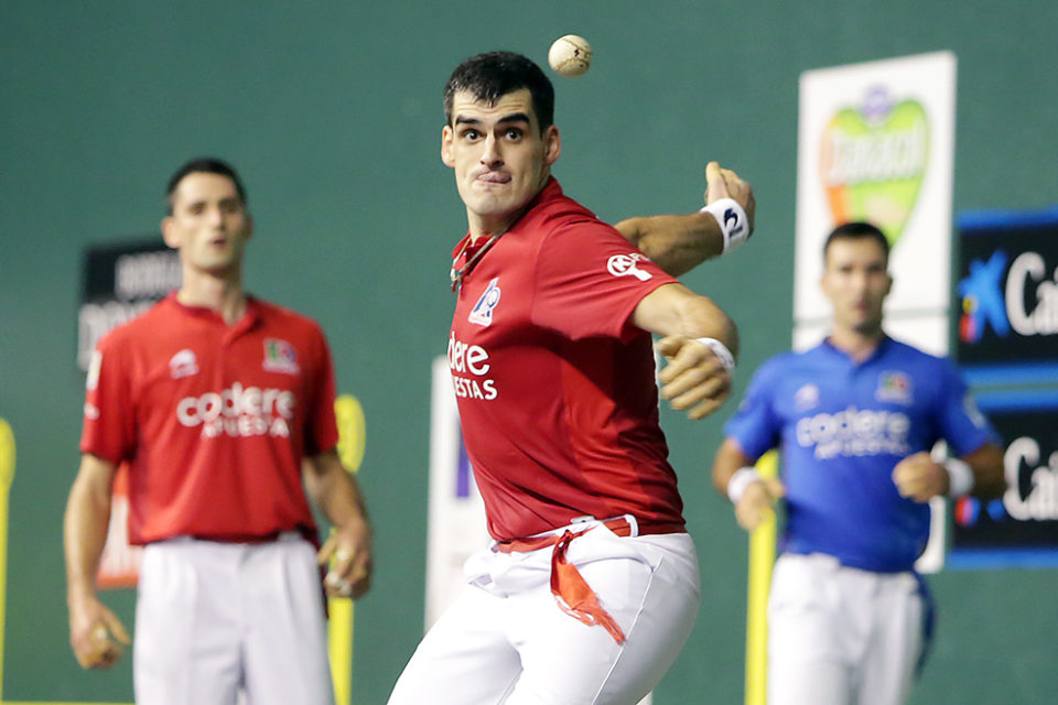 Ezkurdia se dispone a devolver la pelota en el Adarraga. / Clara Larrea