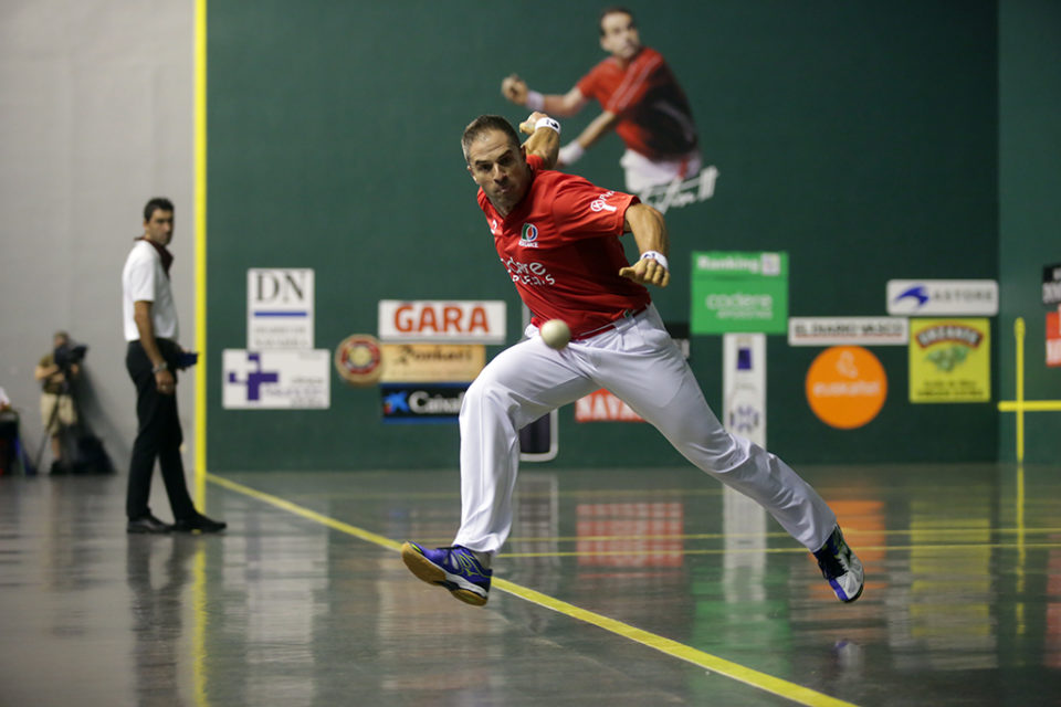 Aimar Olaizola fue infinitamente superior a Irribarria,apuntándose trece tantos y un saque en su estreno mateo. / Clara Larrea