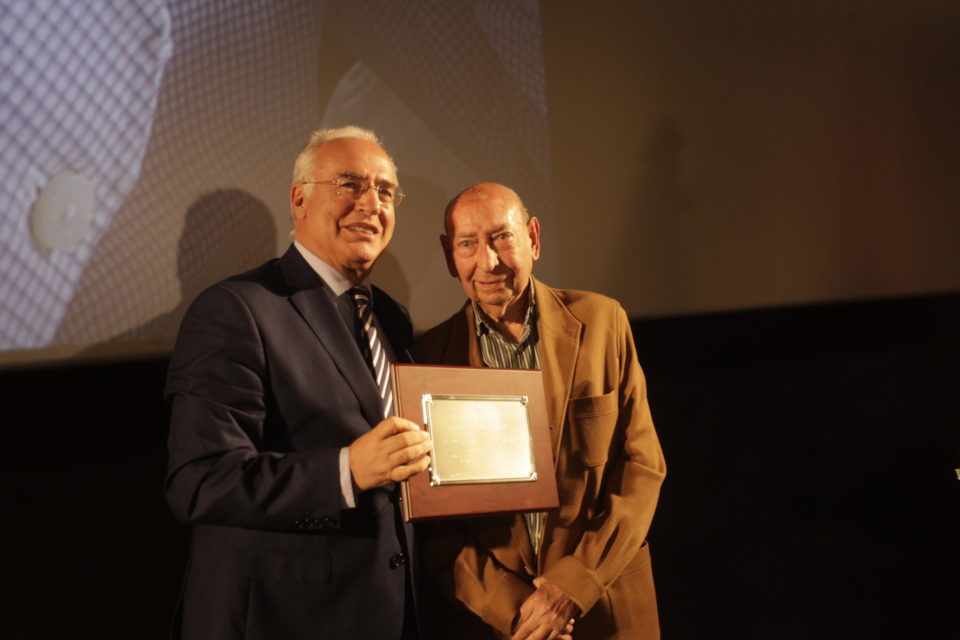 El presidente del Gobierno de La Rioja, entrega a Pepe Herráiz una placa durante el homenaje que recibió este miércoles. / Ingrid