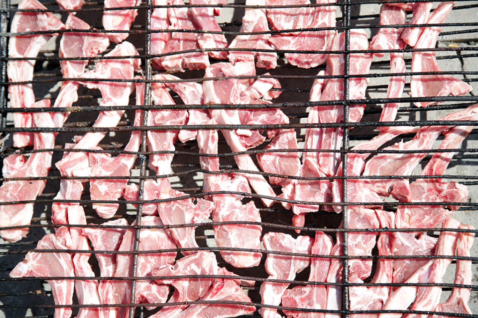 Parrilla con chuletas de cordero. / Clara Larrea