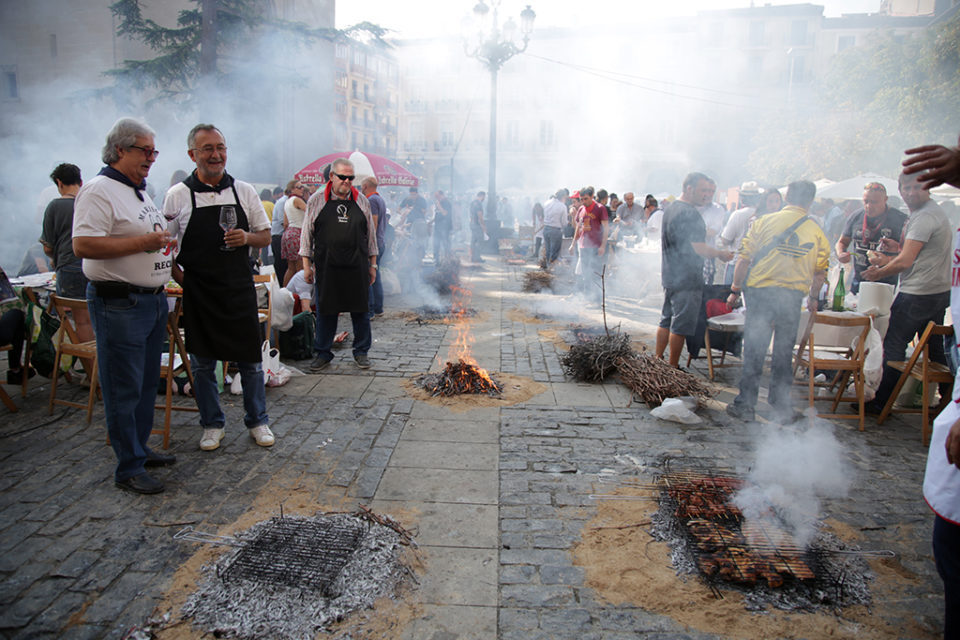 Certamen de chuletillas asadas en la Plaza del Mercado. / Clara Larrea