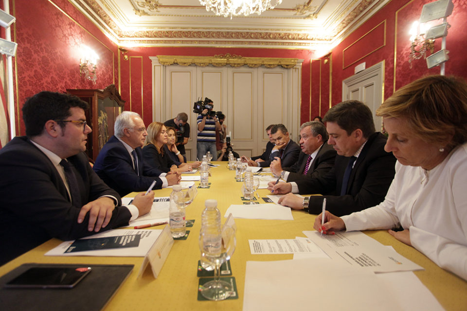 Ceniceros presiden la reunión que el Ejecutivo ha mantenido con Juan José Rubio para para analizar el informe sobre la reforma del sistema de financiación autonómica. / Ingrid