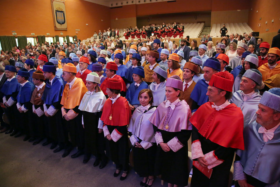 La apertura del curso de la UR se celebró en el auditorio municipal, como hace 25 años cuando se creó el campus riojano. / CLARA LARREA