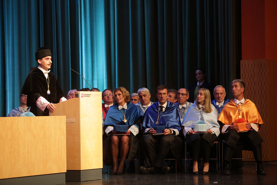 Julio Rubio, rector de la Universidad de La Rioja, durante su intervención. / Clara Larrea