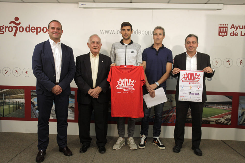 El atleta Camilo Santiago junto a Enrique Ambrona, presidente del Rioja Añares, y el resto de responsables de la prueba, en la presentación realizada el miércoles. / Ingrid