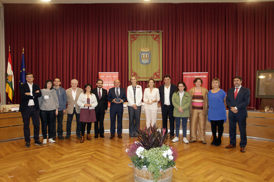 La infanta Elena, en el salón de plenos del Ayuntamiento de Logroño con los representantes de las entidades premiadas. / Ingrid