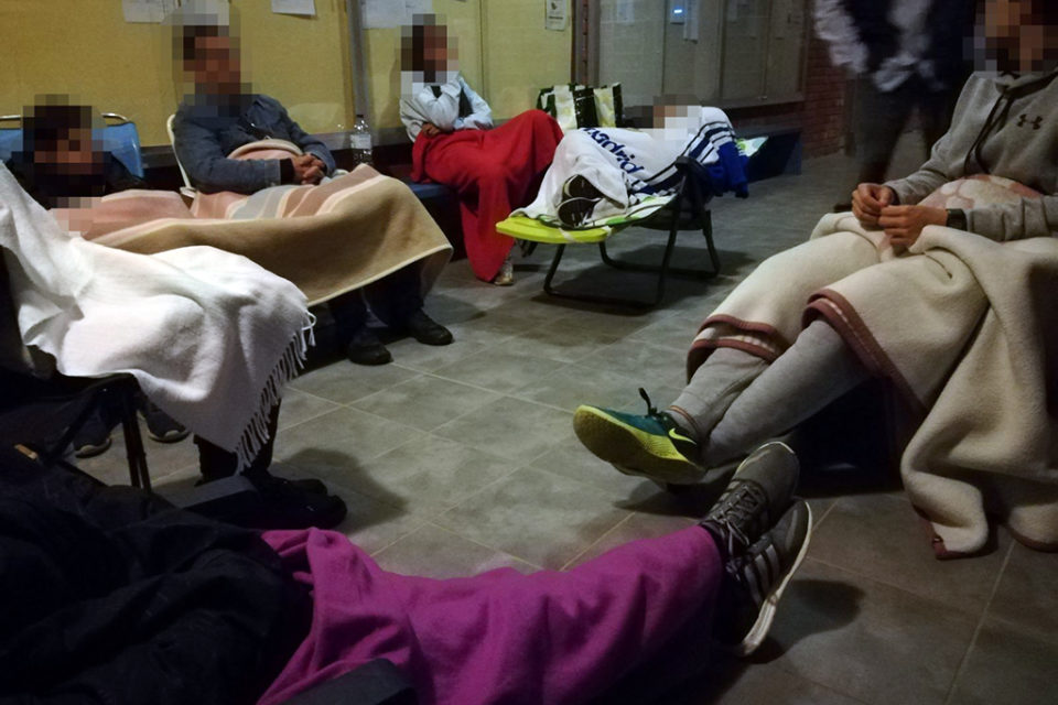 Varias personas pasan la noche en el IES La Laboral.
