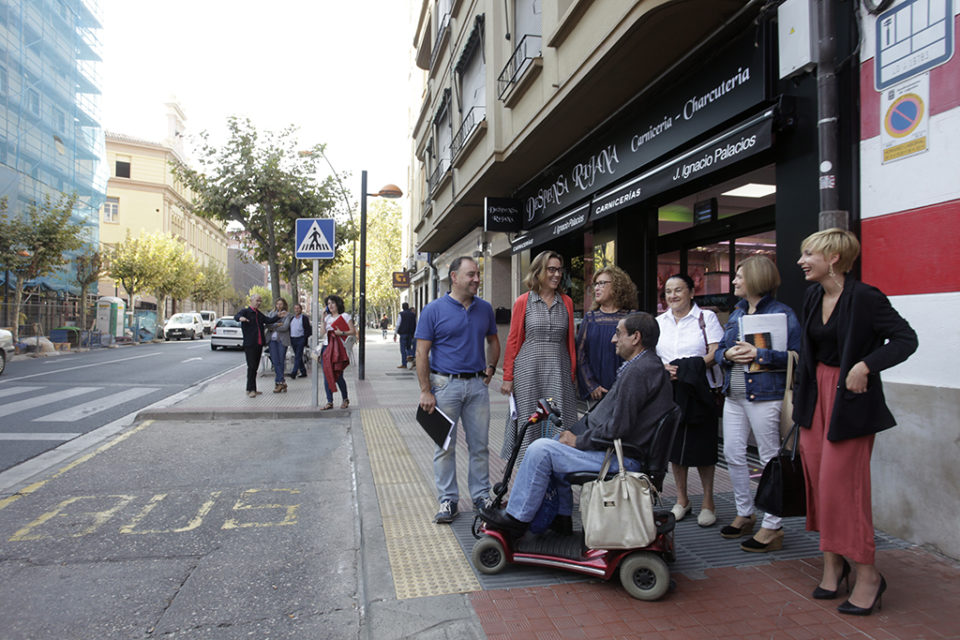 La alcaldesa, junto a la presidenta del Cermi-Rioja, ha comprobado el resultado de la remodelación del suelo de una parada de autobús. / Ingrid
