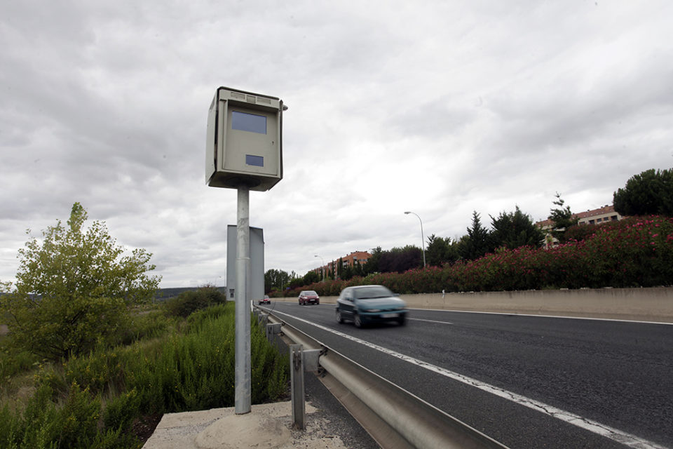 Radar situado en la circunvalación de Logroño. / Clara Larrea