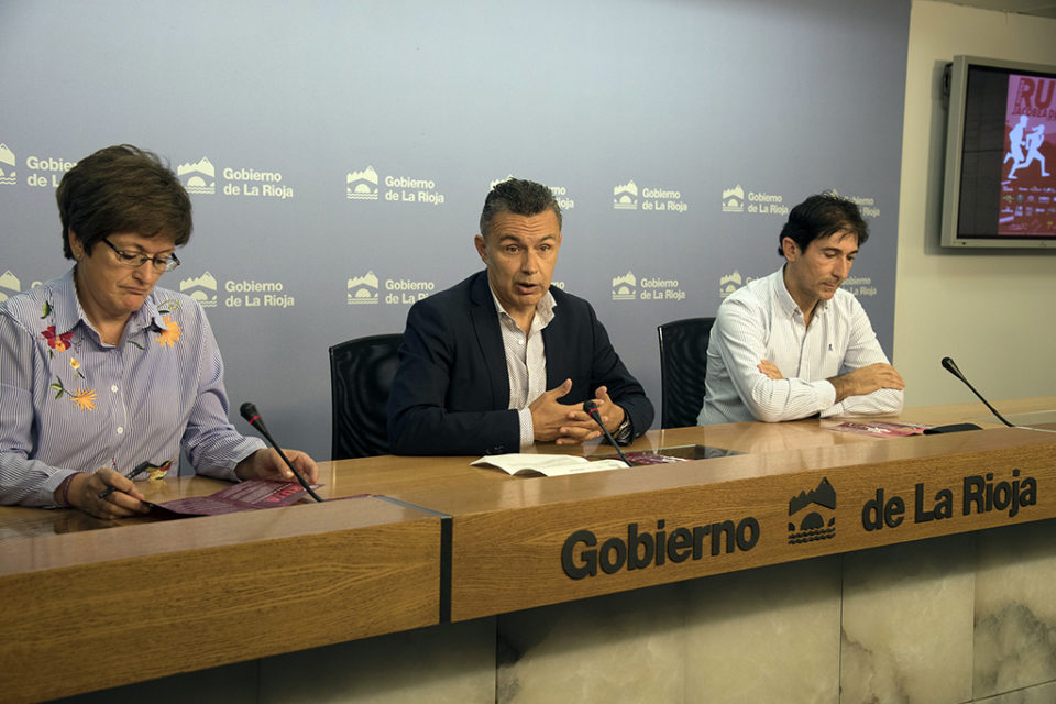 El consejero Conrado Escobar (centro), con los alcaldes de Alfaro, Yolanda Preciado, y de Rincón de Soto, Carlos Paúl. / NR