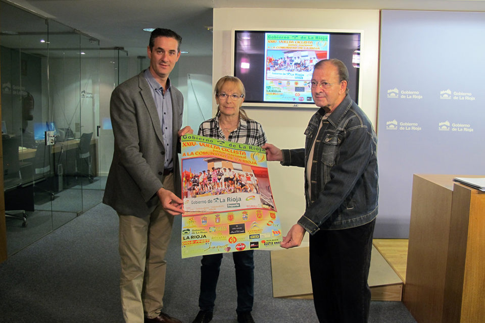 El director general de Deportes, la presidenta de la Federación Riojana de Ciclismo y el presidente del Club Riojavelo presentan la prueba ciclista. / NR