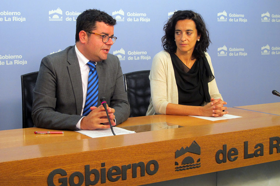El consejero de Administración Pública y Hacienda, Alfonso Domínguez, y la directora general de Agenda Digital, Esther Gutiérrez. / NR