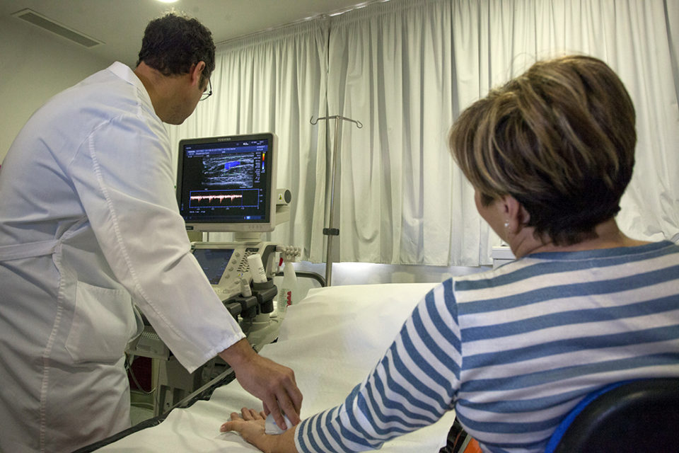 Un médico utiliza el nuevo ecógrafo con una paciente. / NR