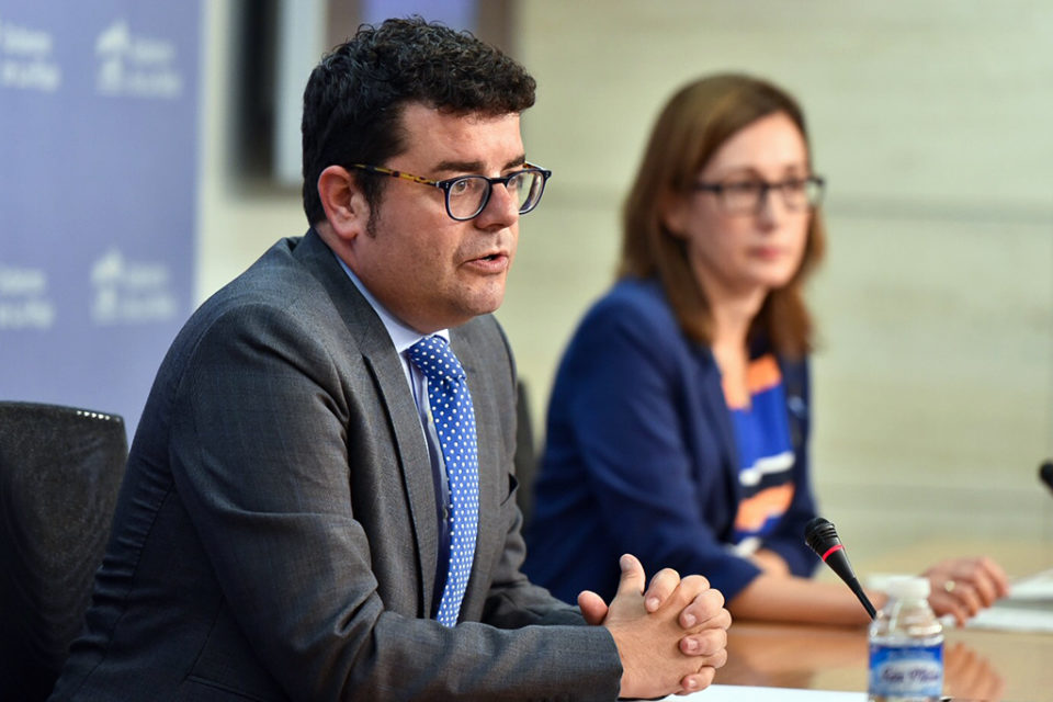 El consejero de Administración Pública y Hacienda, Alfonso Domínguez, y la directora del Instituto de Estadística de La Rioja, Natalia Ríos, en la rueda de prensa. / NR