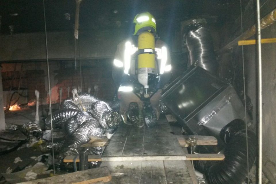 Un bombero, en el interior del local incendiado. / @bajominimosbomb (Twitter)