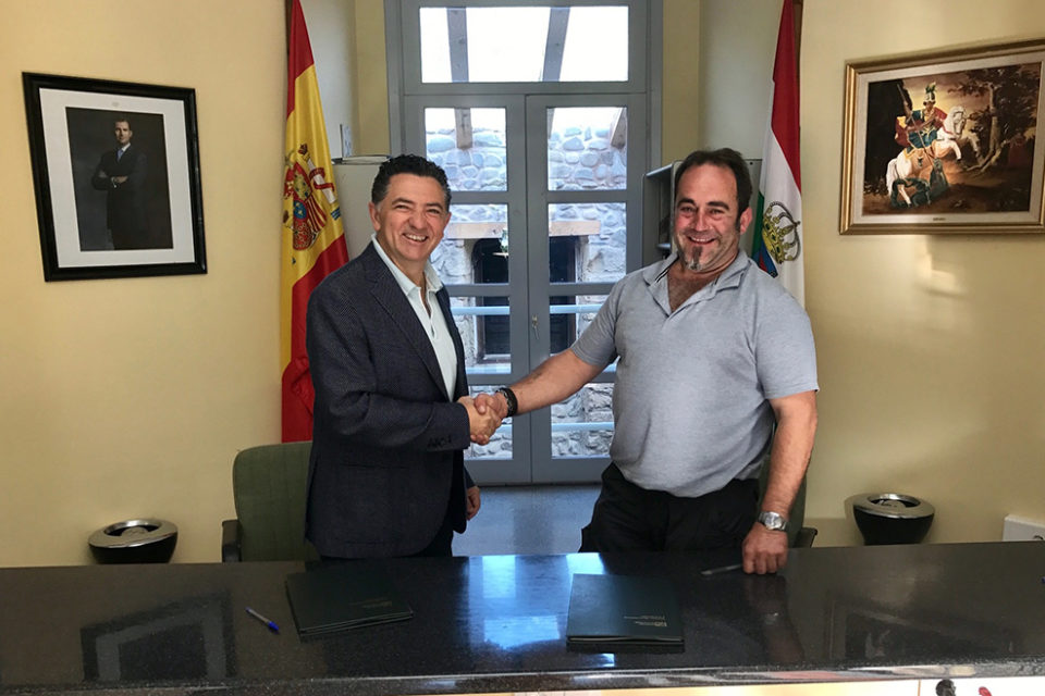 El consejero de Fomento y el alcalde de Santurdejo han firmado este miércoles el convenio. / NR