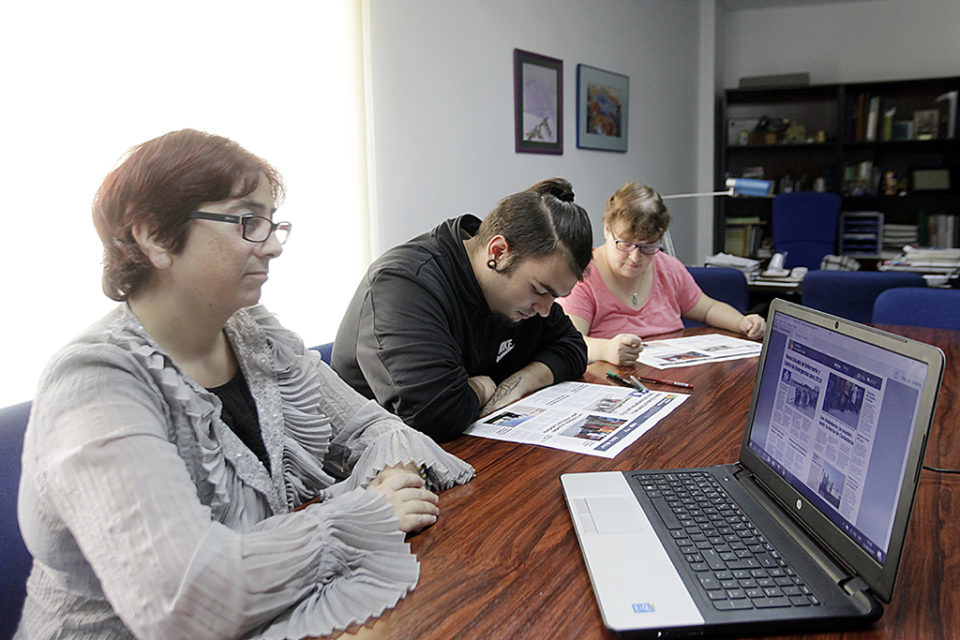 Tres personas con discapacidad intelectual trabajan como validadores de textos en lectura fácil en Plena Inclusión. / Ingrid