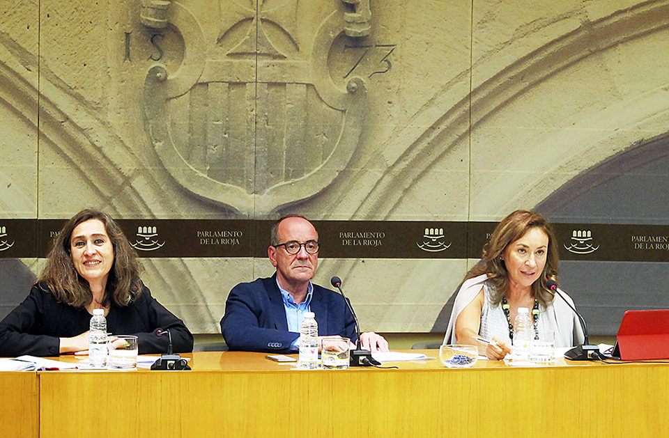 La consejera María Martín (a la derecha), durante su comparecencia el lunes en el Parlamento riojano. / NR