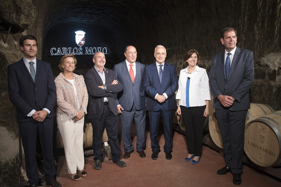 El presidente riojano y el consejero de Agricultura, con responsables del grupo bodeguero, en sus instalaciones de San Vicente. /NR