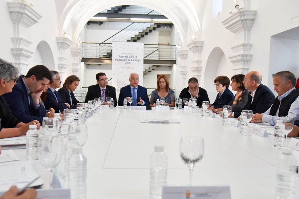 Ceniceros preside la reunión de la mesa de los alcaldes en el Centro de la Emigración de Torrecilla en Cameros. / NR