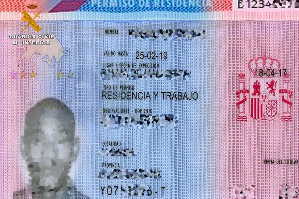 Permiso de residencia intervenido del detenido. / Guardia Civil