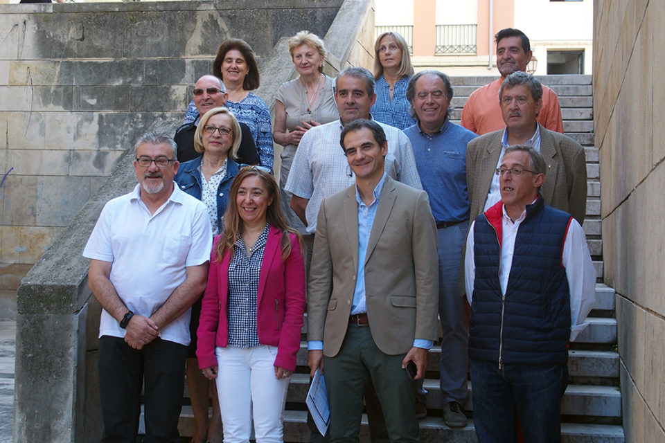 Los concejales Miguel Sáinz y Ángel Sáinz Yangüela (abajo a la derecha), con los representantes de las asociaciones de vecinos. / NR
