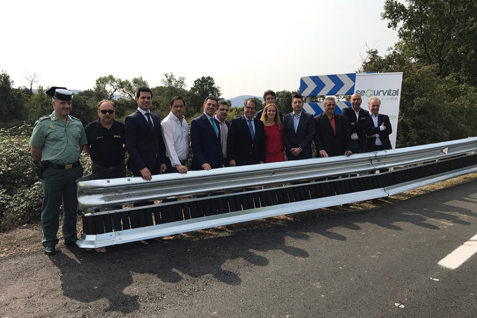 Representantes de las distintas administraciones y entidades, en la presentación de la nueva barrera de contención instalada entre Lardero y Entrena. / NR