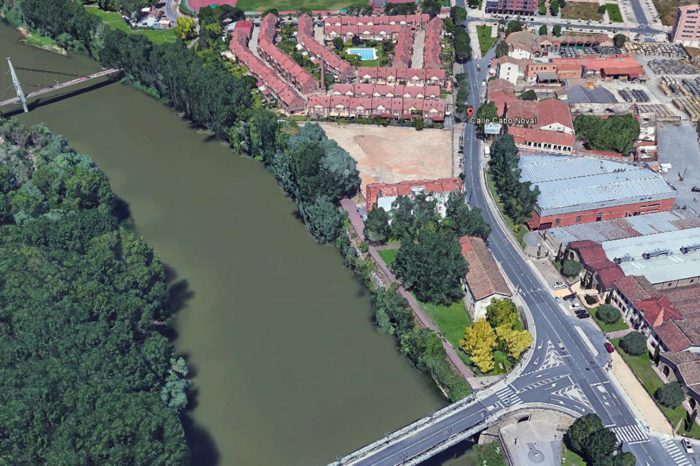 Herida al colisionar un coche contra otros aparcados en la calle Cabo Noval