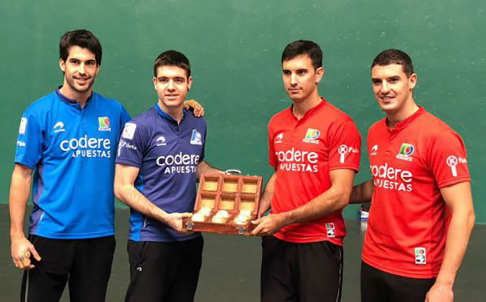 Larunbe e Irribarria posan con el material de su semifinal con Urrutikoetxea y Untoria. / Asegarce