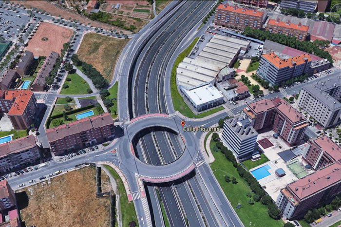 Un herido en un accidente de tráfico en el cruce de Piqueras con Lope de Vega