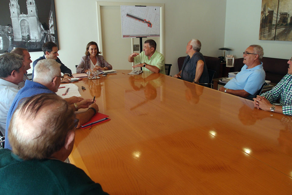 La alcaldesa preside la reunión que ha mantenido con los vecinos del entorno de Milicias. / NR
