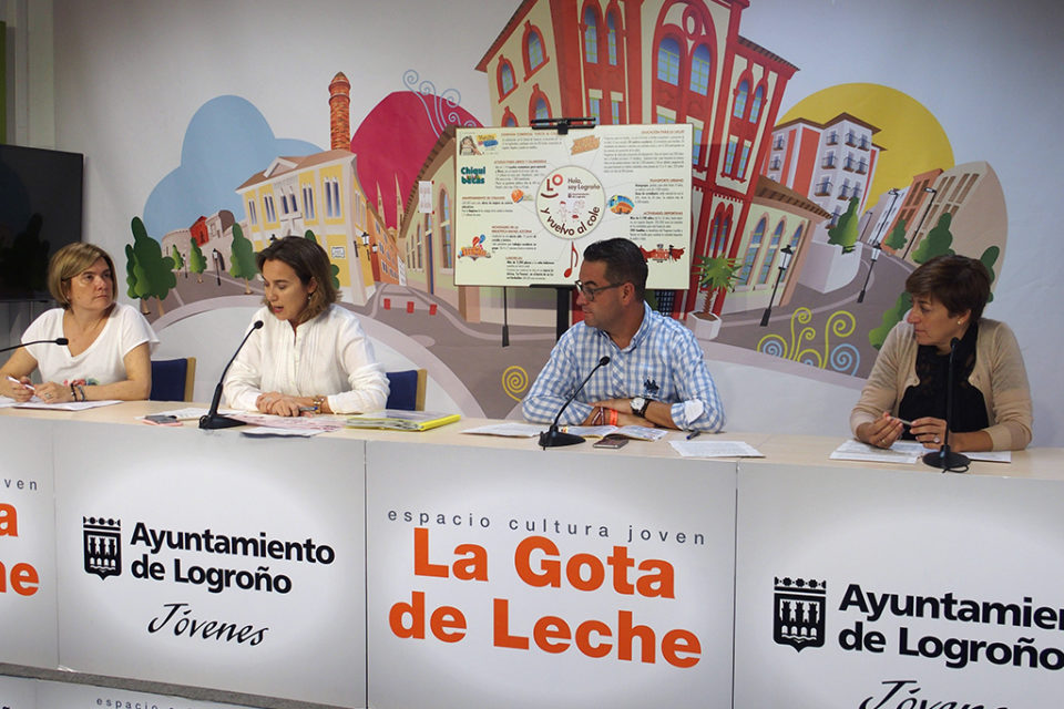 Cuca Gamarra, acompañada por Paloma Corres, Javier Merino y Pilar Montes, ha ofrecido este martes una rueda de prensa. / NR