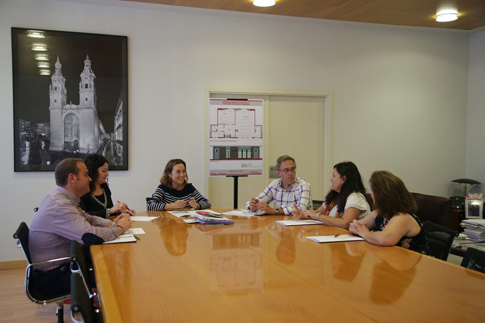 La alcaldesa y concejales de su grupo, con representantes vecinales para presentarles el proyecto. /Clara Larrea