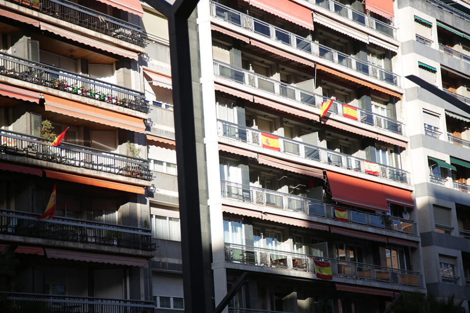 Las banderas de España cuelgan de algunos balcones de viviendas de Logroño. / Clara Larrea