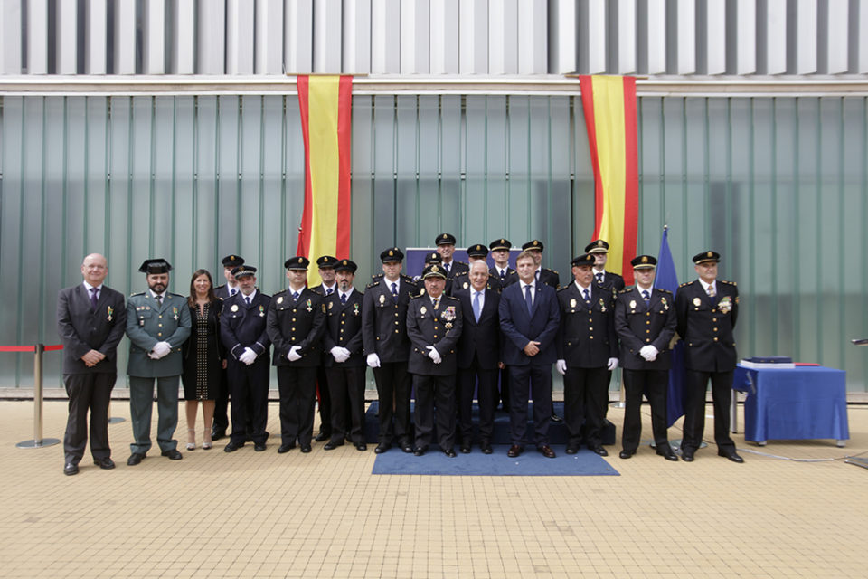 Los profesionales homenajeados, con mandos policiales y el presidente riojano y el delegado del Gobierno central. /Ingrid
