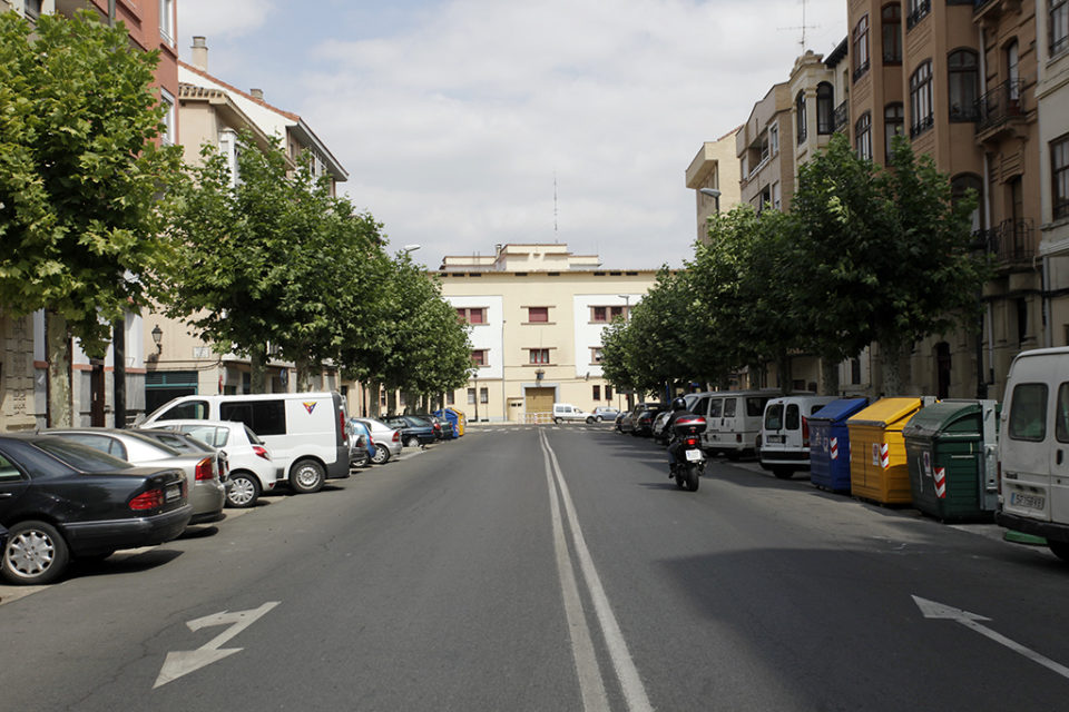 La calle avenida de Navarra con el antiguo cuartel de la Policía Nacional al fondo. / Ingrid