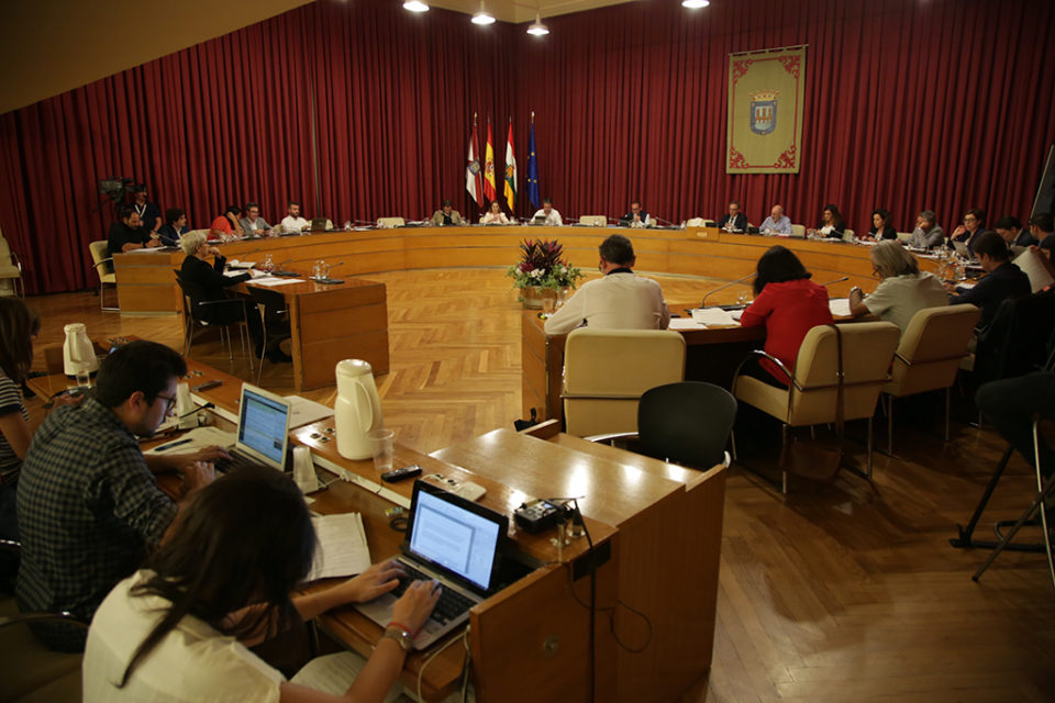 Los periodistas, en primer plano, siguen la sesión plenaria que se ha celebrado este jueves. / Clara Larrea