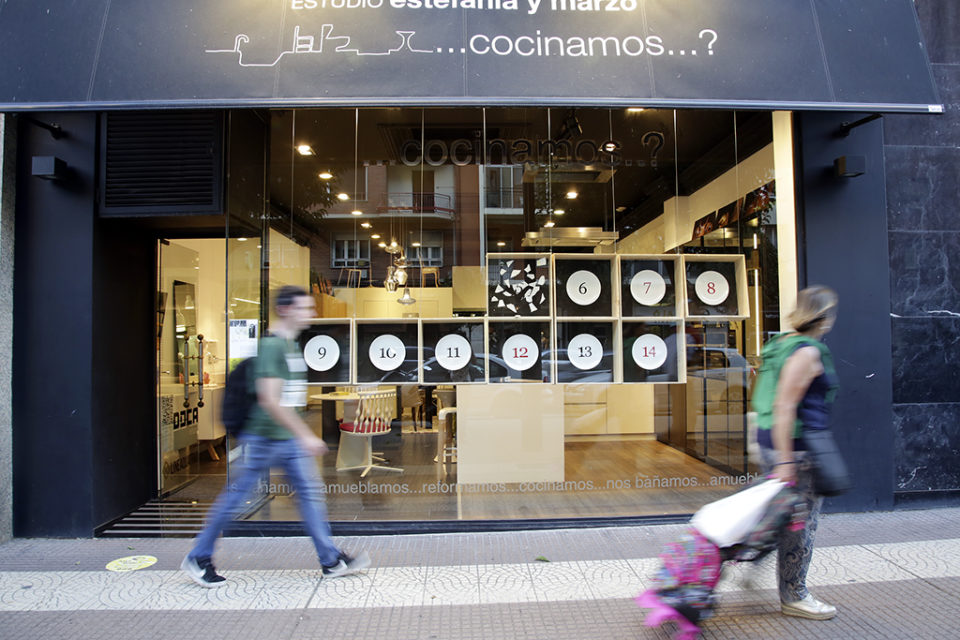 Montaje de Lovisual en un comercio de Logroño, / Clara Larrea