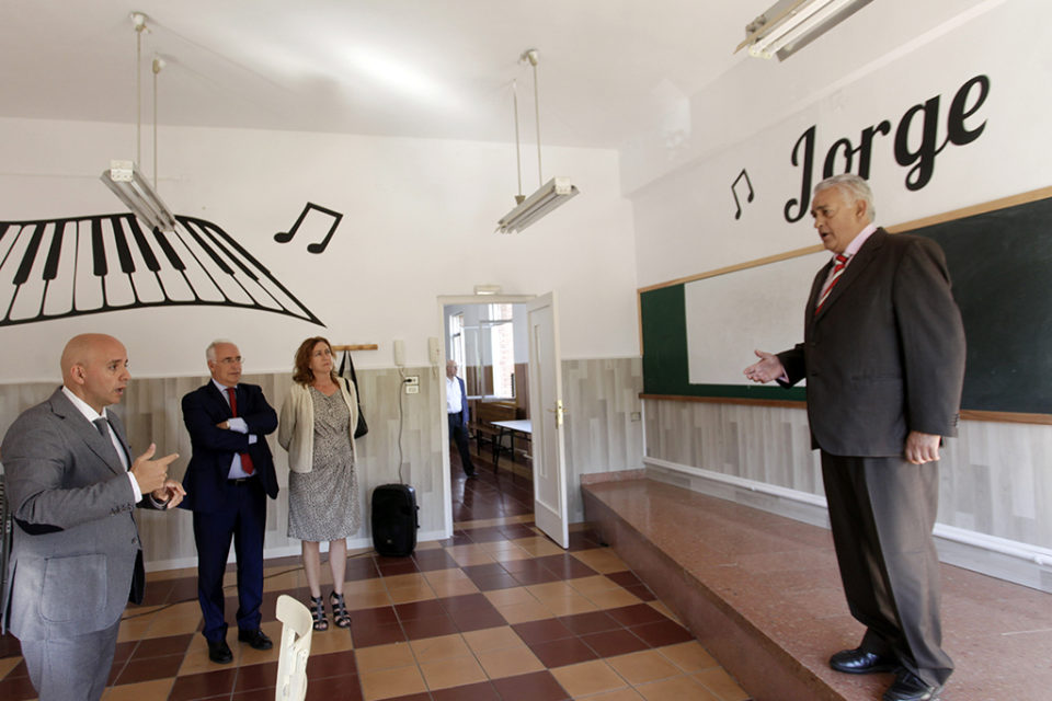 El tenor Jorge Elías da instrucciones a uno de sus alumnos, en presencia de José Ignacio Ceniceros y Begoña Martínez. /Ingrid