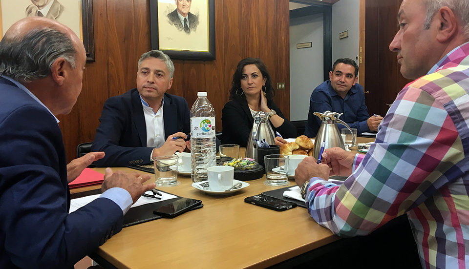 Ocón y Andreu, durante el encuentro que han mantenido con el presidente de la FER. / NR