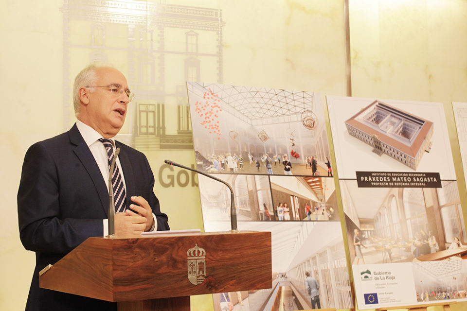 Ceniceros presenta en rueda de prensa la reforma del IES Sagasta. / Ingrid