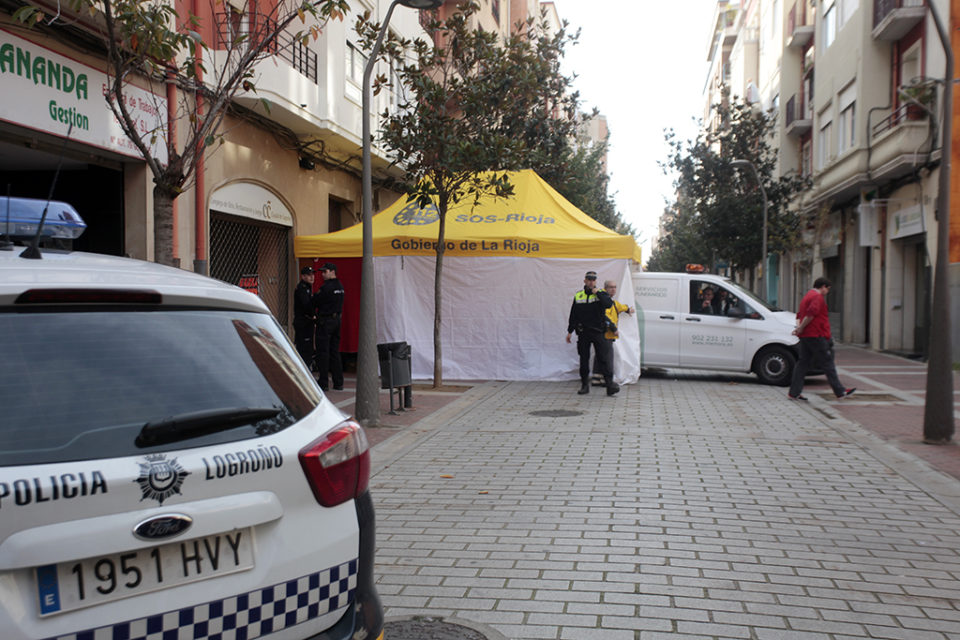 La policía analiza el lugar del suceso tras producirse el crimen en un portal de la calle María Teresa Gil de Gárate. / Ingrid