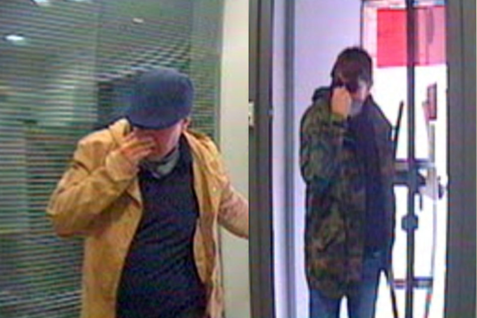 Los atracadores entran en una entidad bancaria para robar. / Guardia Civil