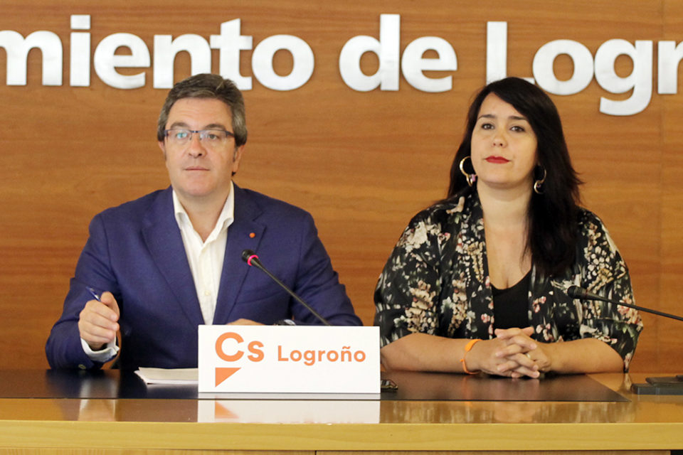 María Luisa Alonso, junto al portavoz de Ciudadanos de Logroño, Julián San Martín, en el Ayuntamiento. / Ingrid