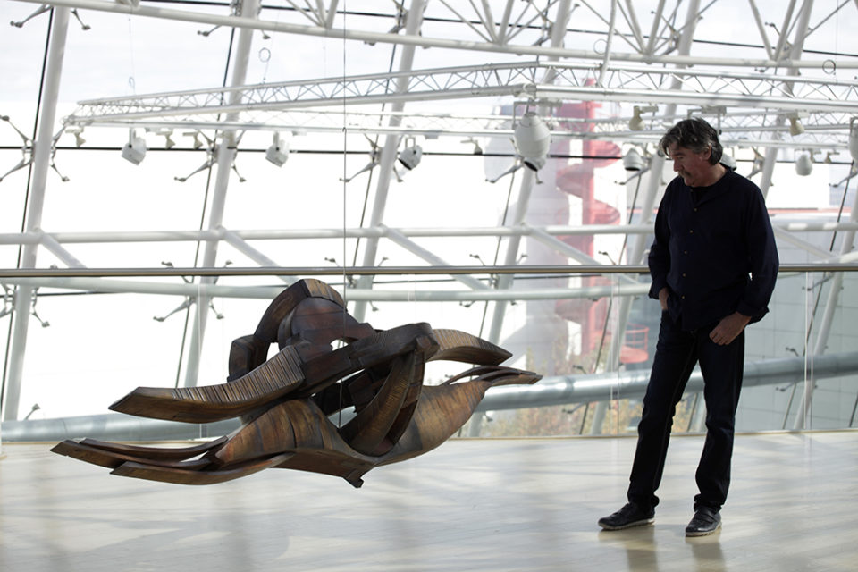 El artista Óscar Cenzano, junto a una de sus esculturas expuestas. / Ingrid