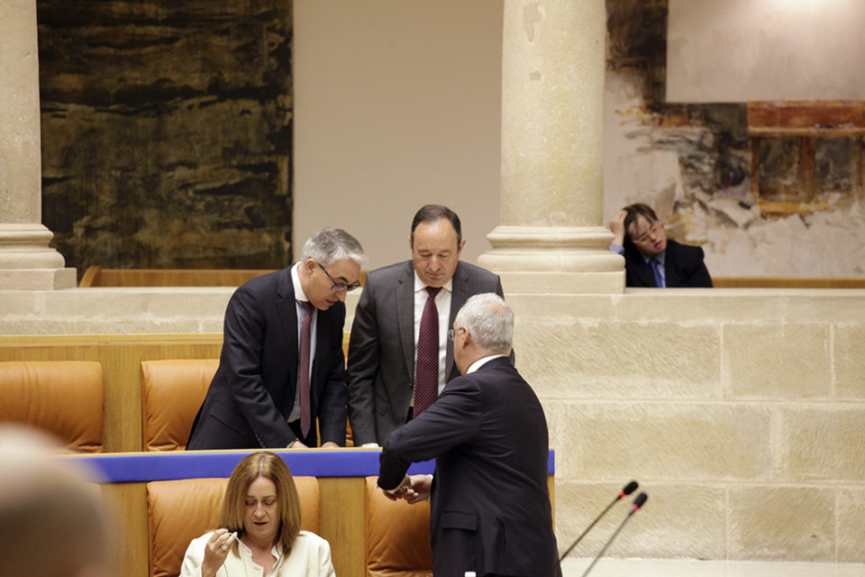 Pedro Sanz, Jesús Ángel Garrido y José Ignacio Ceniceros conversan antes del inicio de la sesión parlamentaria. / Ingrid