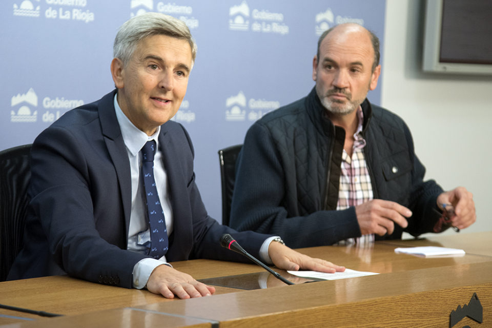 El director general de Cultura y Turismo, Eduardo Rodríguez Osés, y el alcalde de Munilla, Claudio García. / NR